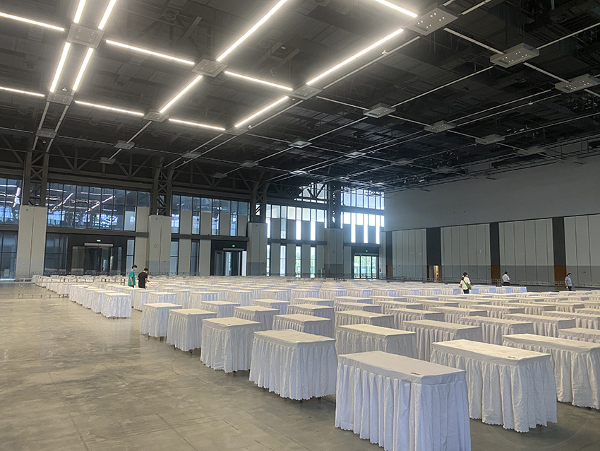 <b>郑州展示折叠椅出租白色贵宾桌展台家具租赁</b>